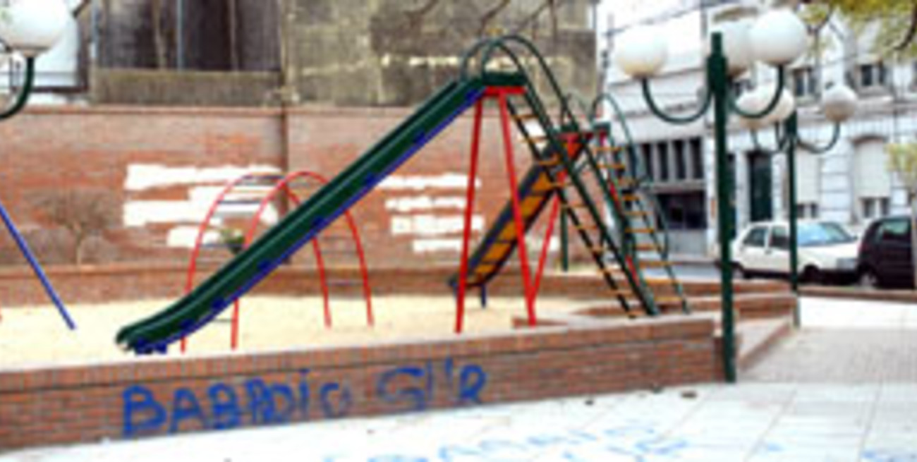 La remozada plazoleta 2 de Abril ya está descuidada