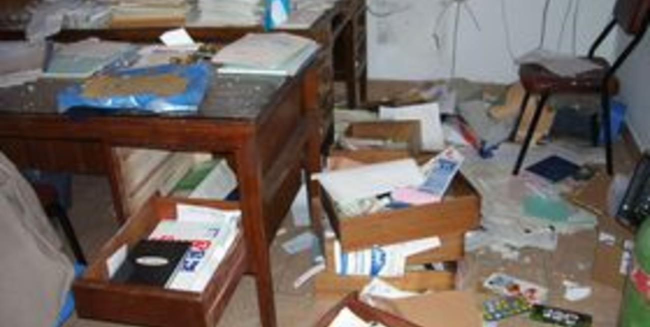 Robo y destrozos en oficinas de laboratorio de medicamentos en barrio Candioti