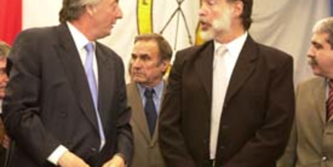 El locutor no mencionó la presencia de Reutemann, pero Kirchner y Obeid lo rescataron y fue ovacionado