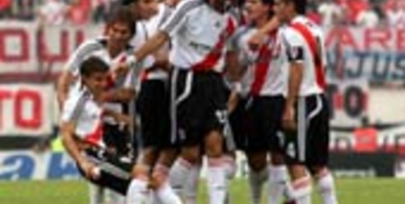River goleó a Argentinos y sigue como lider
