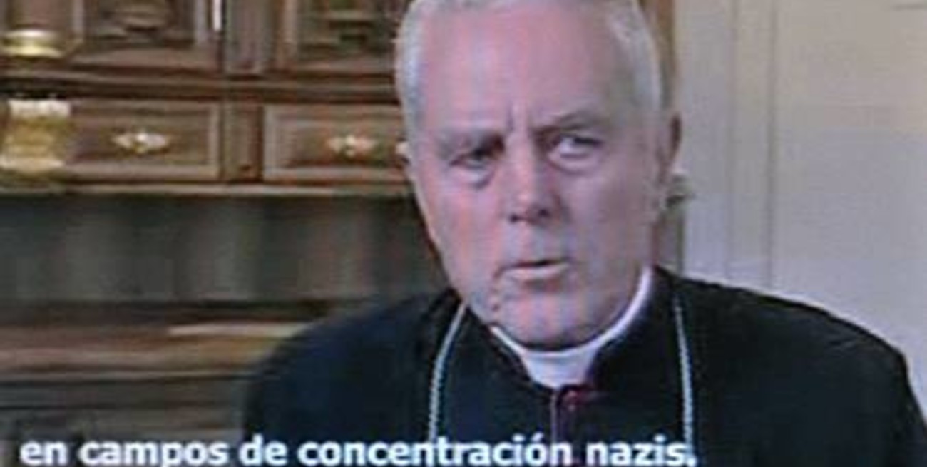 El gobierno expulsó del país al obispo que negó la existencia del holocausto judío