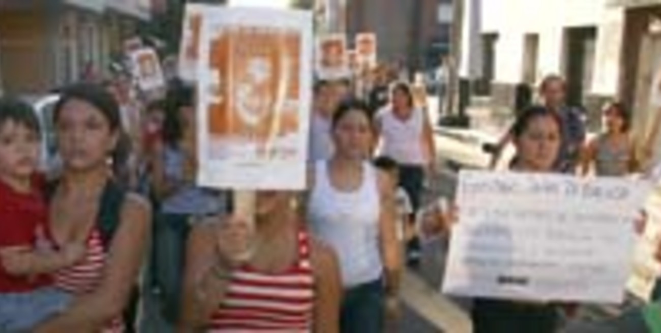 Familiares y amigos de Gustavo <br>Di Terlizzi marcharon a Jefatura