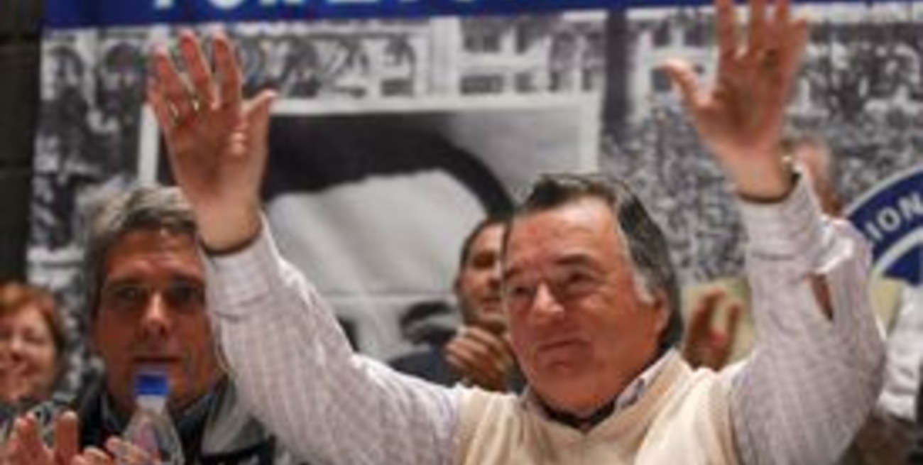 Barrionuevo conformó la CGT Azul y Blanca, disidente de la CGT de Moyano