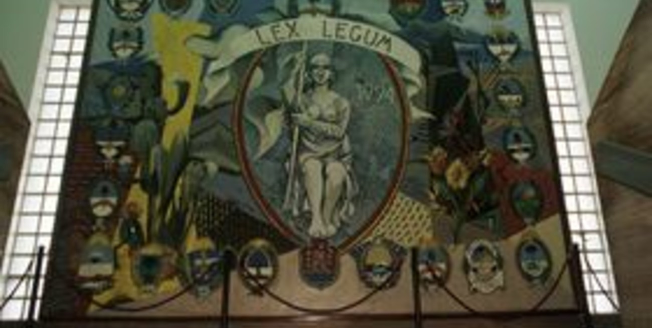 Vuelven a colgar un mural de César López Claro