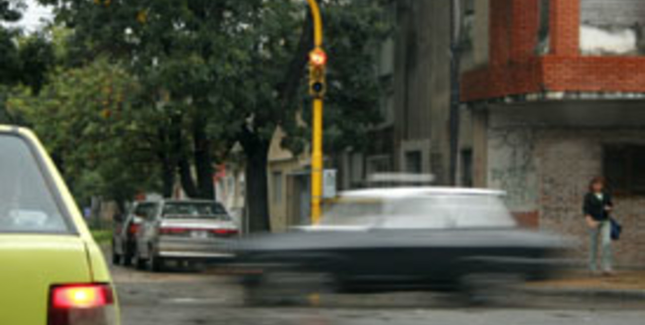 Cruce de semáforos en rojo, entre las infracciones más frecuentes