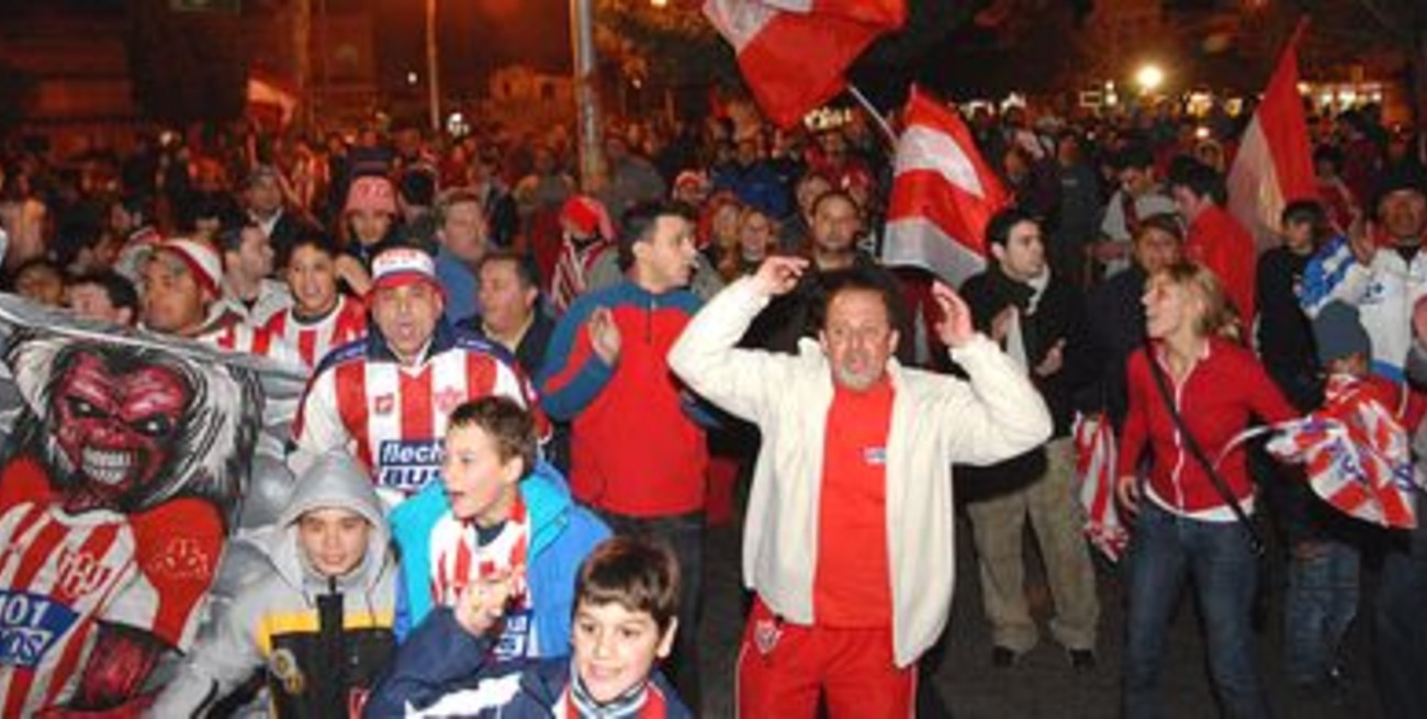 Hinchas de Unión hicieron un "banderazo" para pedir "que se vayan todos"