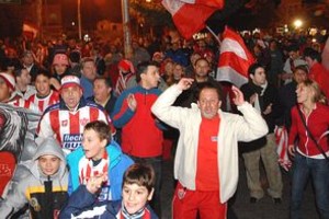 Hinchas de Unión hicieron un "banderazo" para pedir "que se vayan todos"