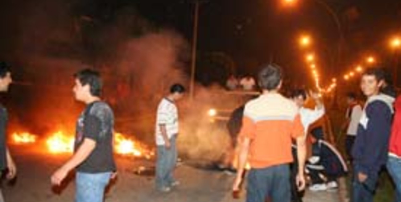 Cortes de calles, intentos de saqueo y hechos delictivos en la ciudad