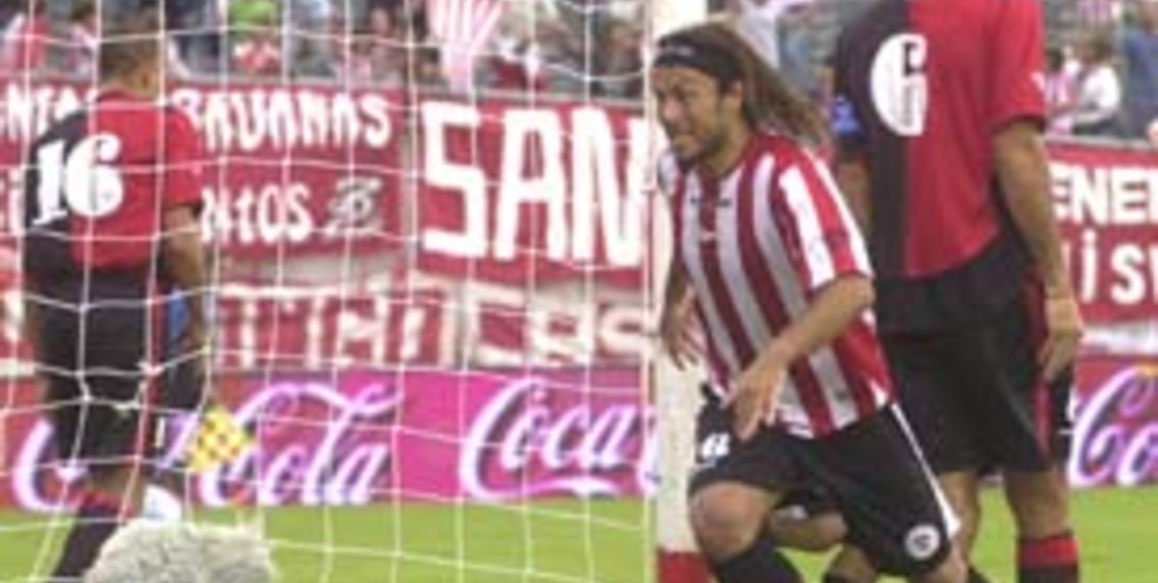 Goleó Estudiantes y sigue como líder