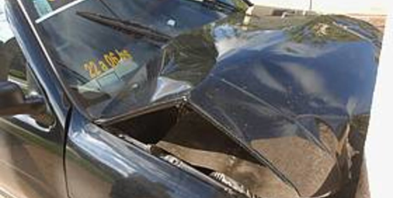 Tras chocar con otro auto, un taxi terminó su marcha contra una casa