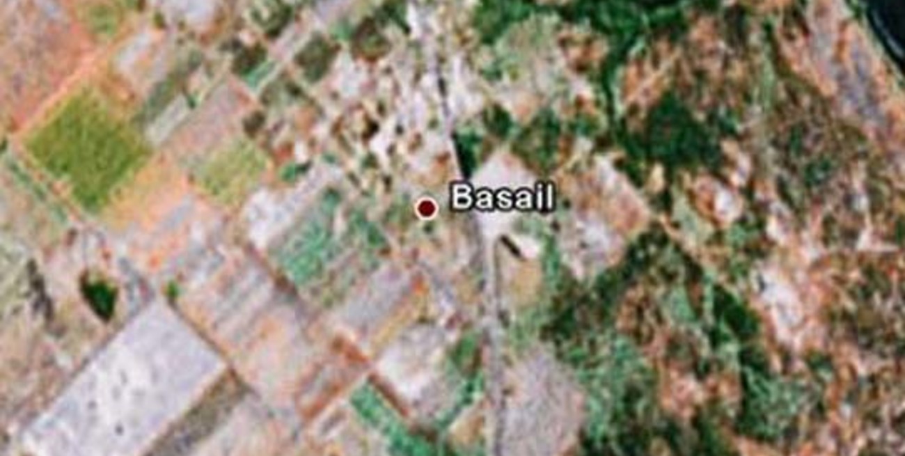 Cuatro muertos: chocaron un auto y un ómnibus, que terminó contra un árbol