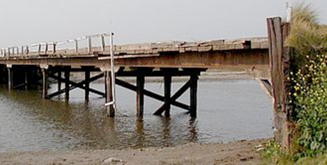 Está cortado el paso sobre el puente de la ruta 55-S que atraviesa el Saladillo Amargo