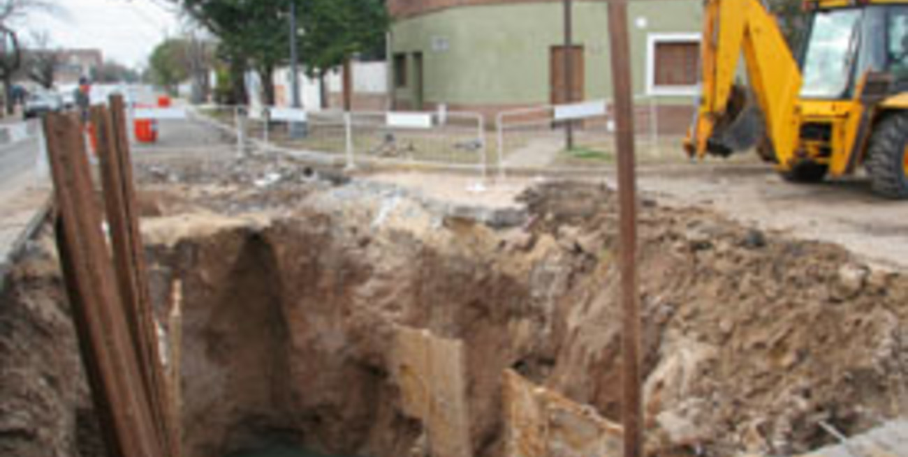 Assa repara el socavón de Urquiza y Mariano Comas