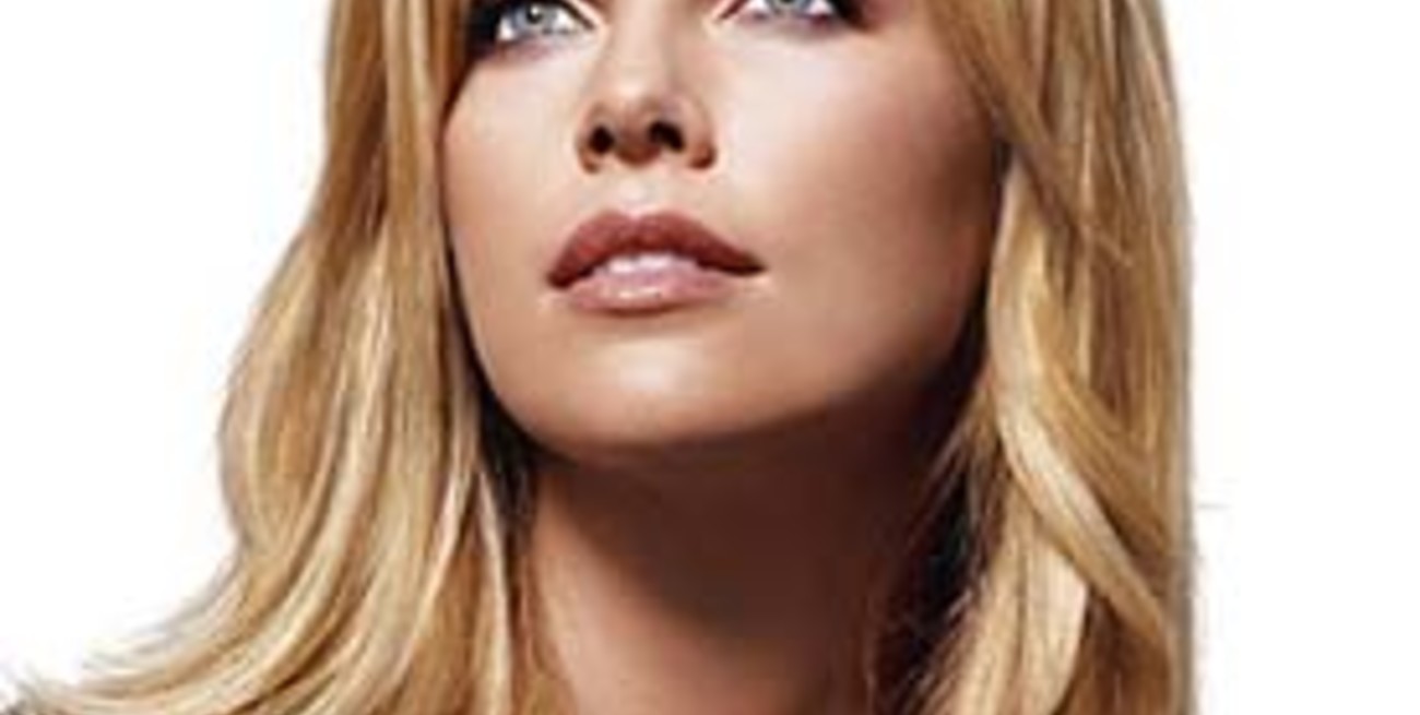 La actriz Charlize Theron es la mujer más sexy del mundo