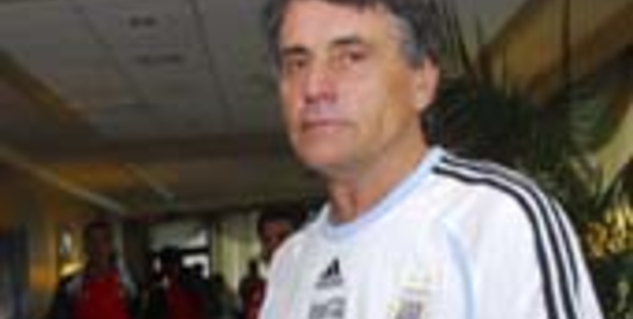 Hugo Tocalli renunció a su cargo al frente de los juveniles argentinos