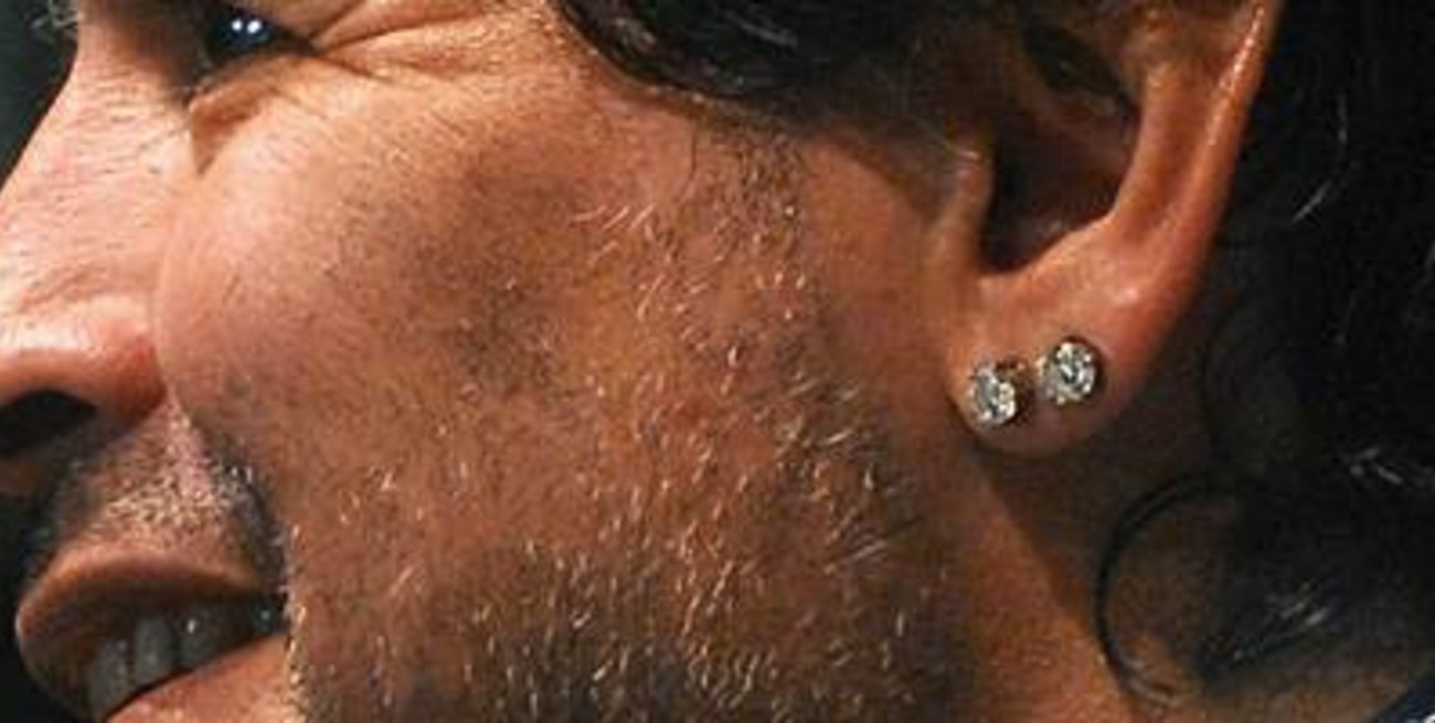 Le secuestraron los aros a Maradona