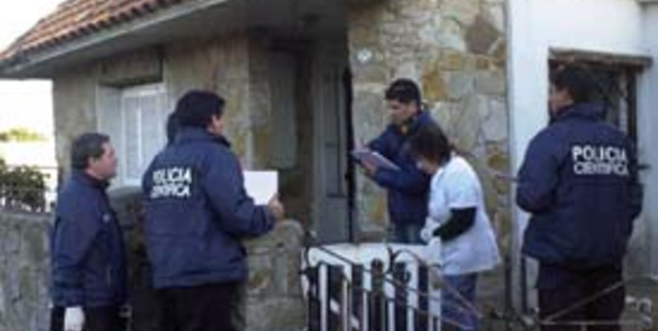 Detienen a matrimonio acusado de matar a su hija de dos años