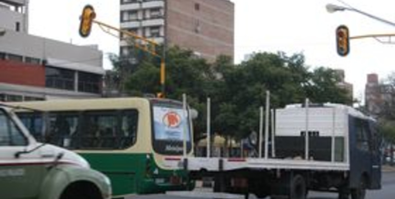 Control de tránsito: recién se instaló la mitad de las cámaras en los semáforos