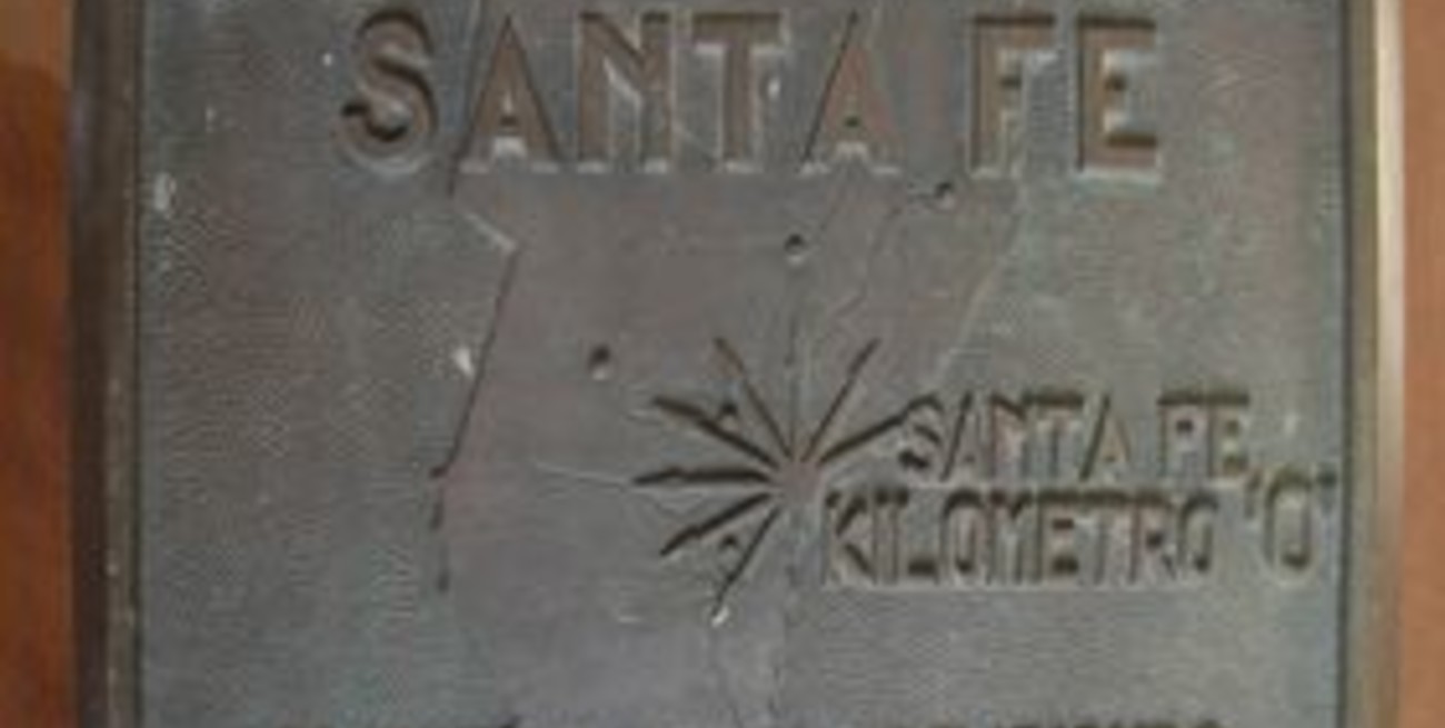 La placa del km 0 de las rutas fue devuelta a las autoridades