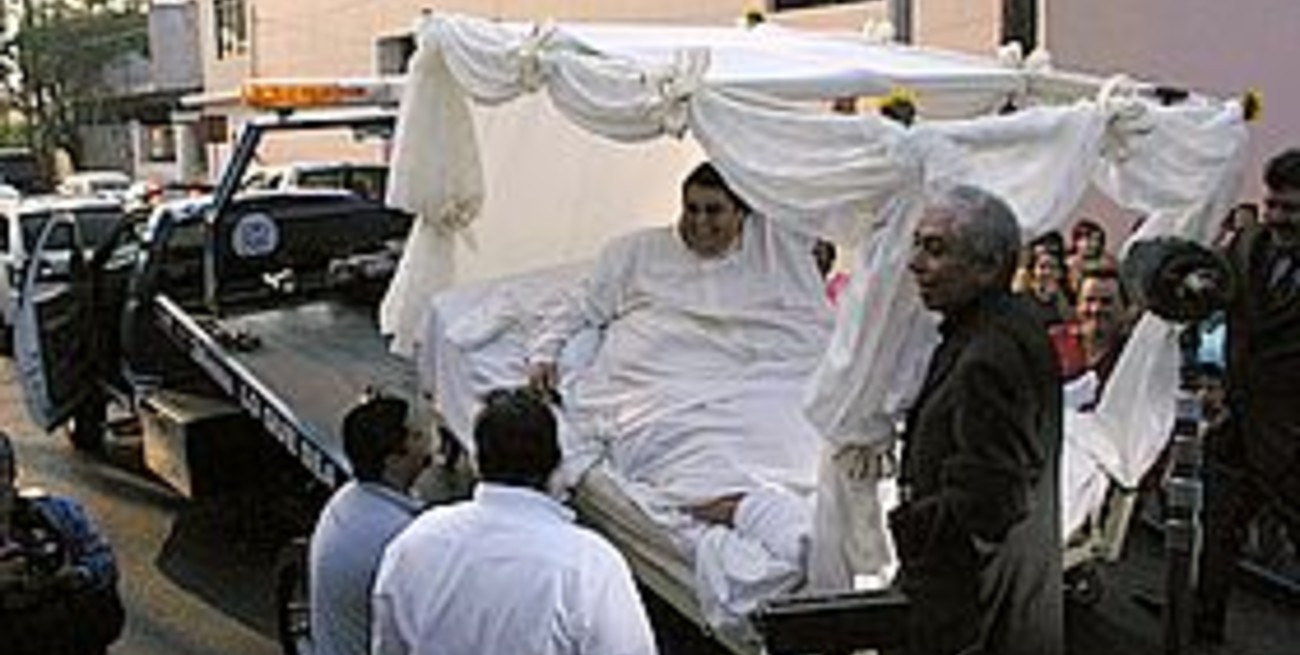 El ex hombre más gordo del mundo se casó con ayuda de una grúa