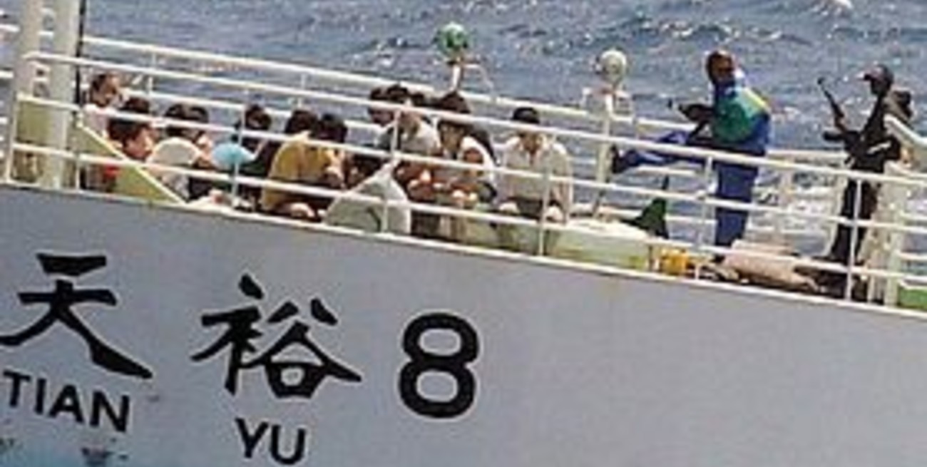 Piratas somalíes refuerzan posiciones