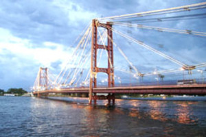 El agua de la Setúbal tapó los pilotes del puente Colgante