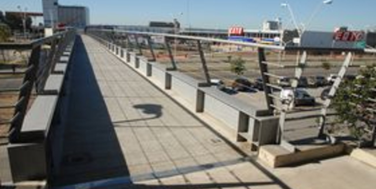 Ya se puede llegar al puerto por el puente peatonal