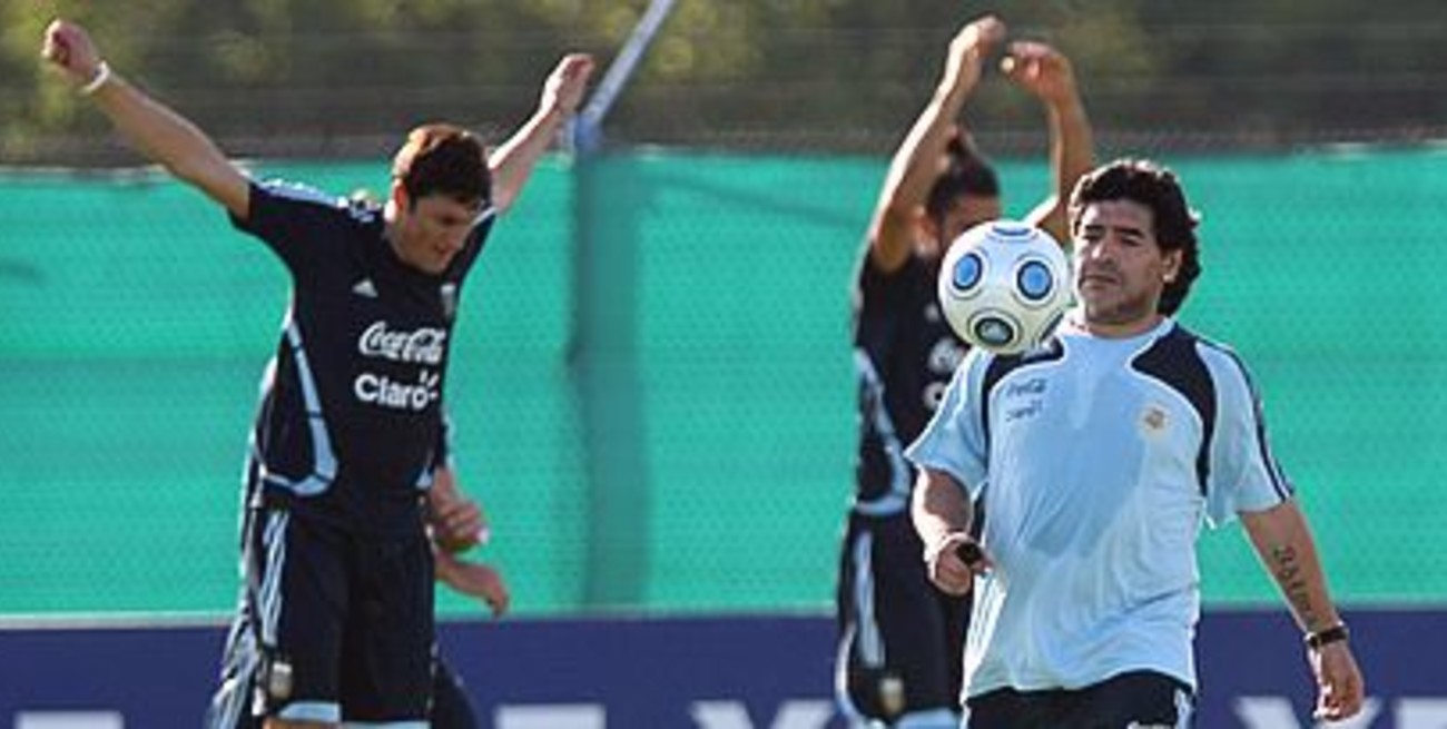 Maradona se quedó sin los delanteros Milito y Lavezzi para jugar en La Paz