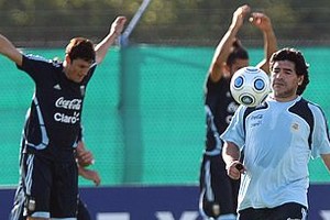 Maradona se quedó sin los delanteros Milito y Lavezzi para jugar en La Paz