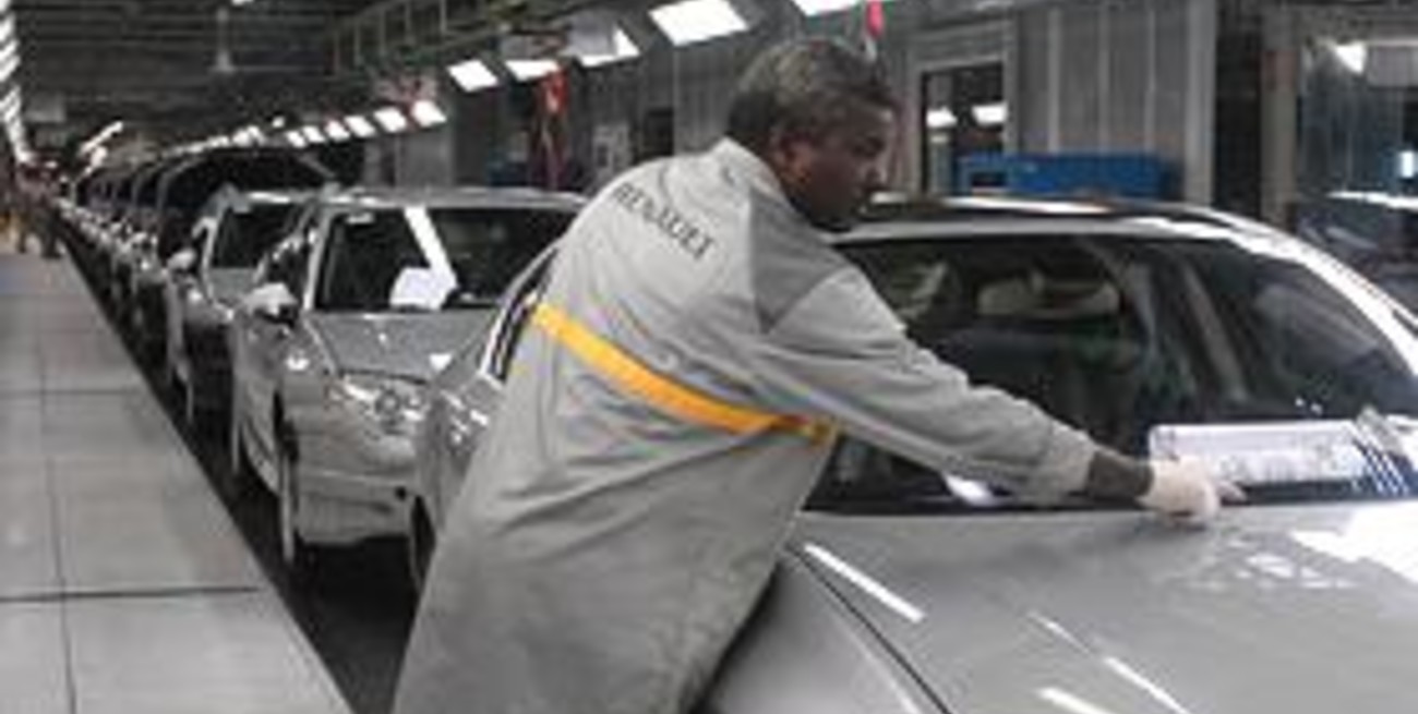 Renault y Peugeot Citroen paralizan sus fábricas en Europa