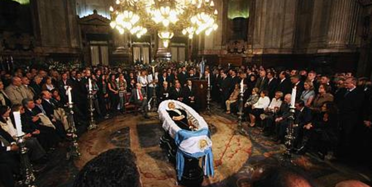Multitudinaria y emotiva despedida a Raúl Alfonsín
