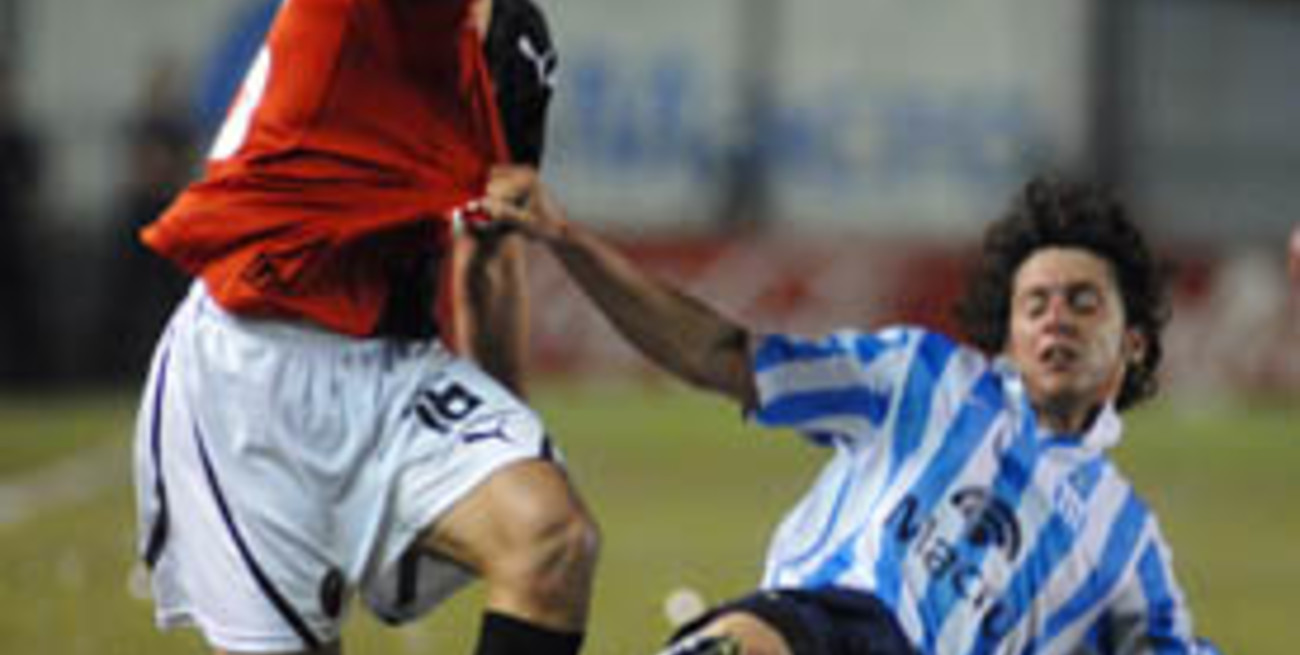 Colón cerró el torneo perdiendo en Avellaneda ante un Racing sin timón