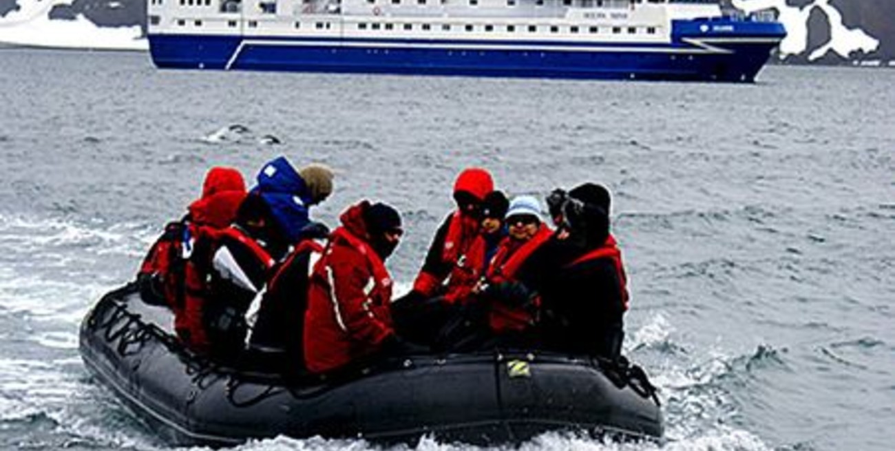 Un buque con pasajeros continúa varado en la Antártida