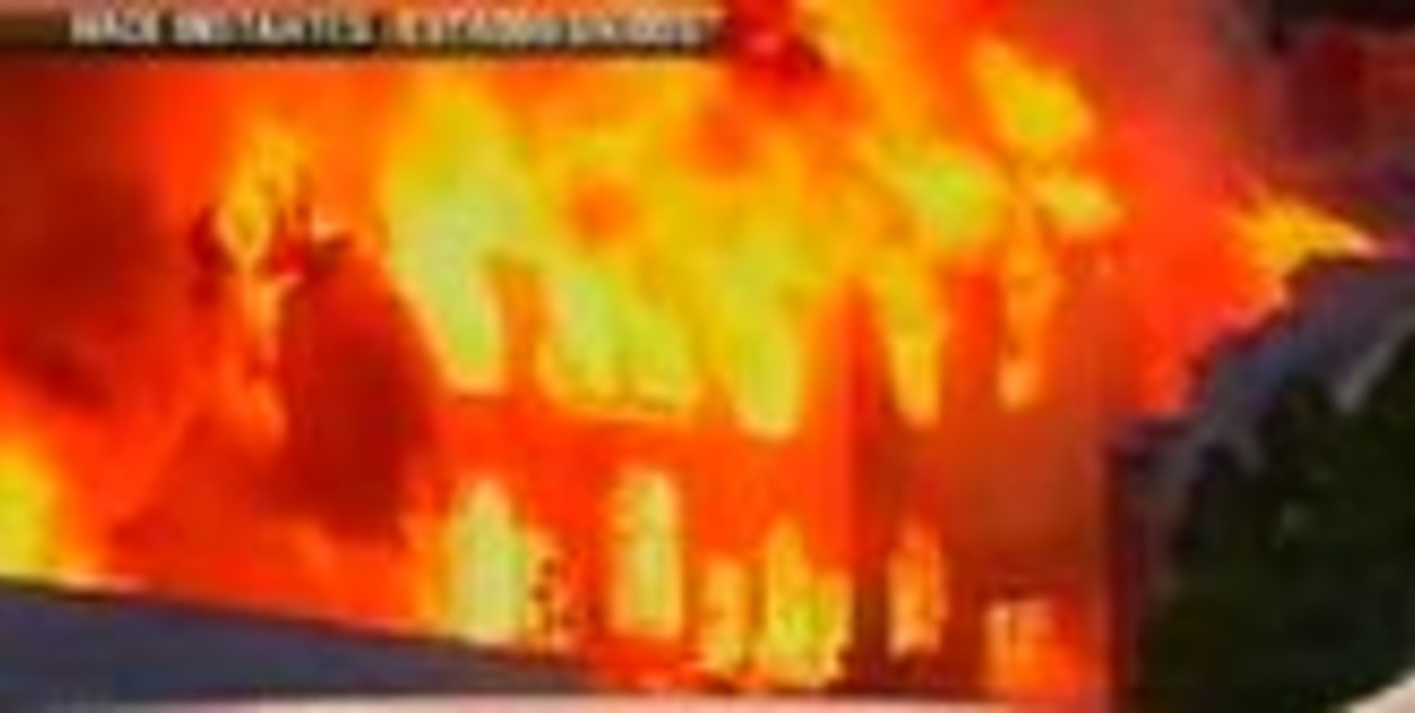 Un feroz incendio se desató en los estudios Universal en California