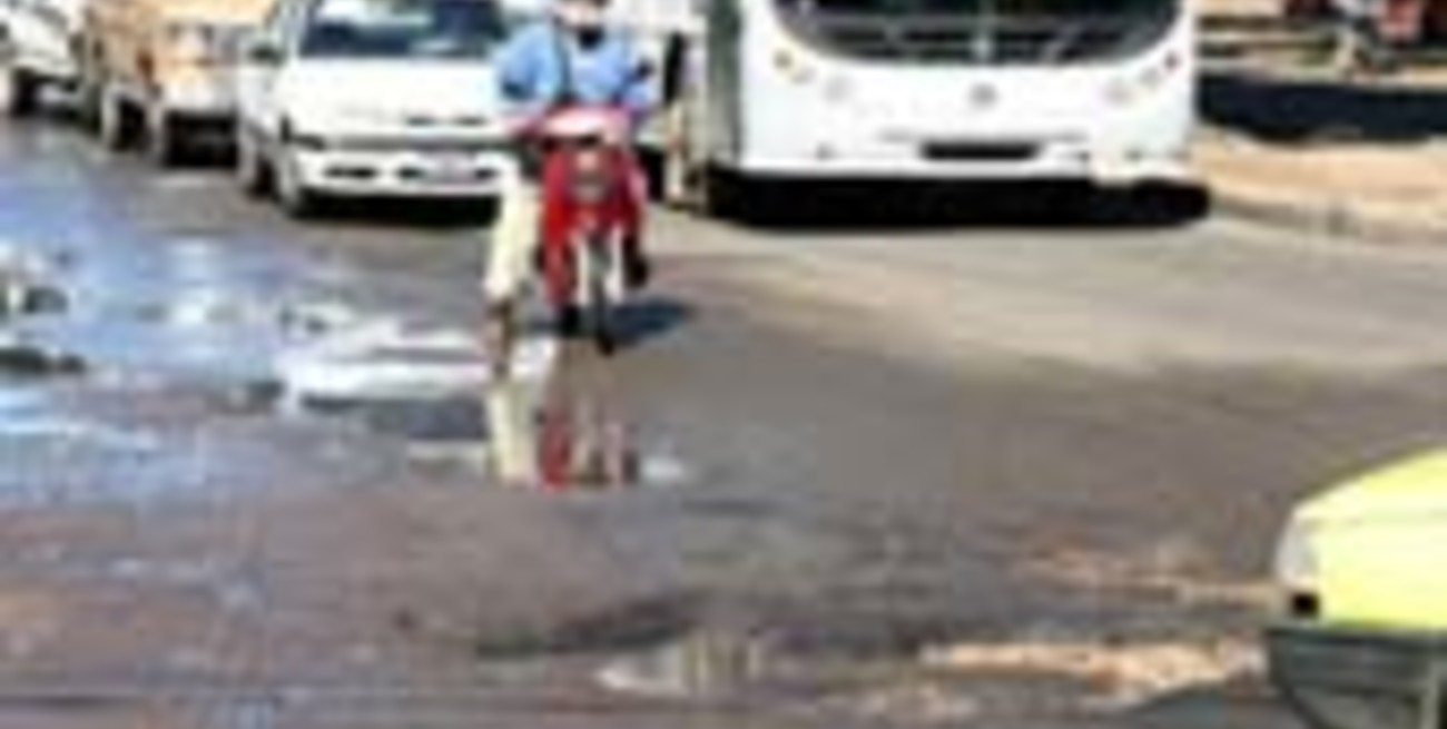 En numerosos barrios claman por bacheo y repavimentación 