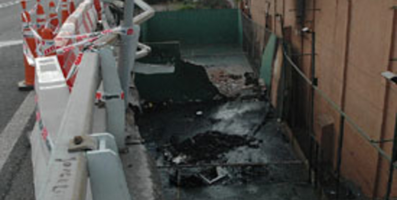 13 músicos mueren tras caer su combi desde la autopista 25 de Mayo