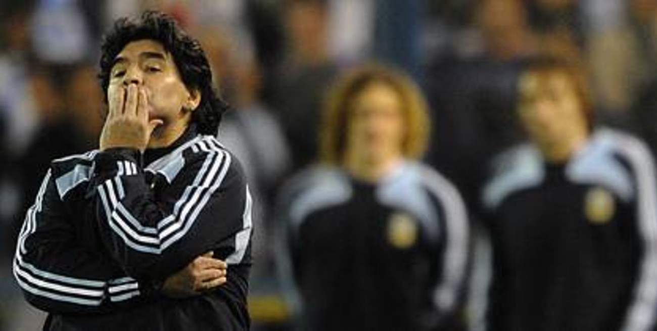 Maradona mete mano en el equipo para visitar a Paraguay