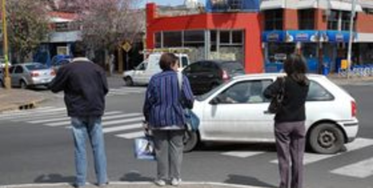 Cruzar bulevar y 25 de Mayo: un desafío difícil de superar