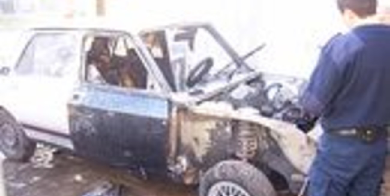 Un auto y una casa quemados