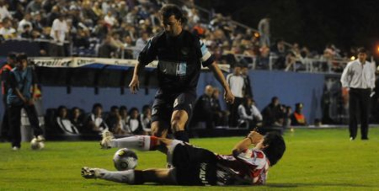 Unión empató en Mendoza y no se baja de la punta