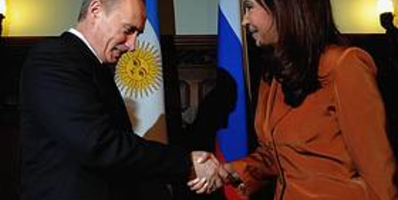 La presidenta fue recibida por el premier ruso Vladimir Putin