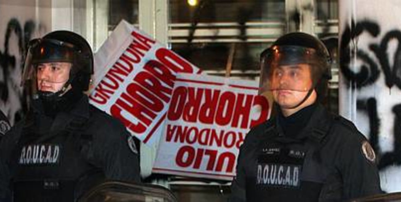 Manifestación frente a la AFA y contra Julio Grondona