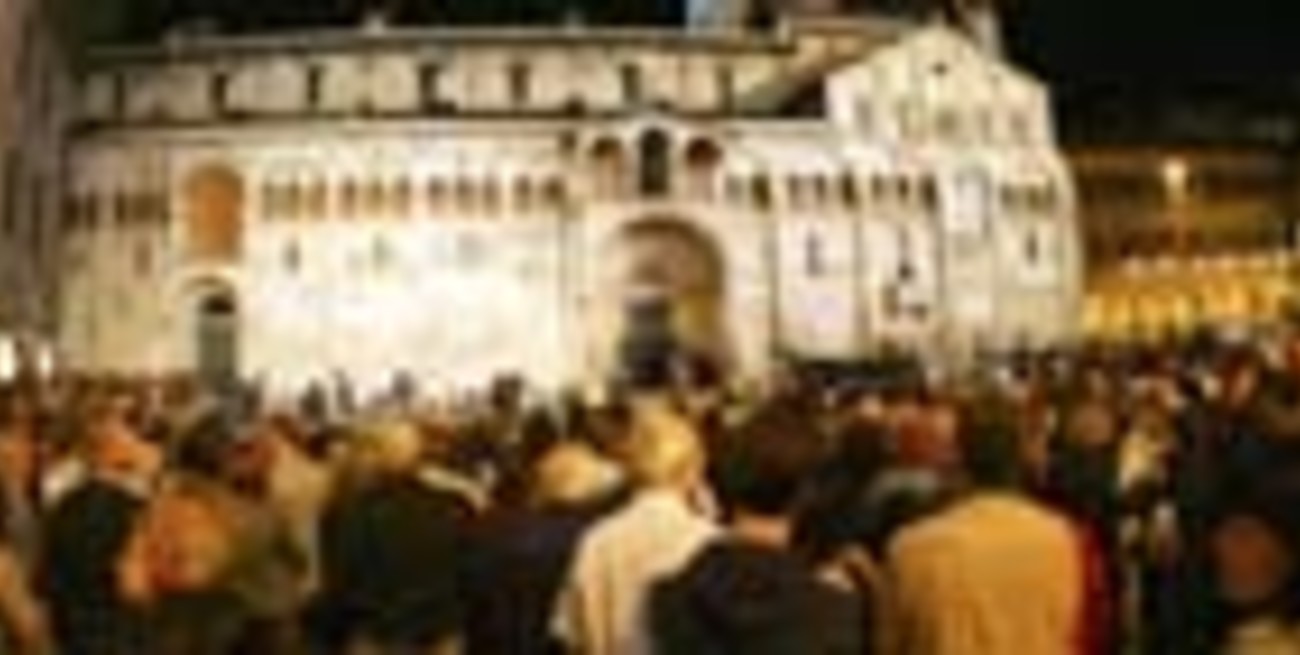 Una multitud despide los restos de Pavarotti