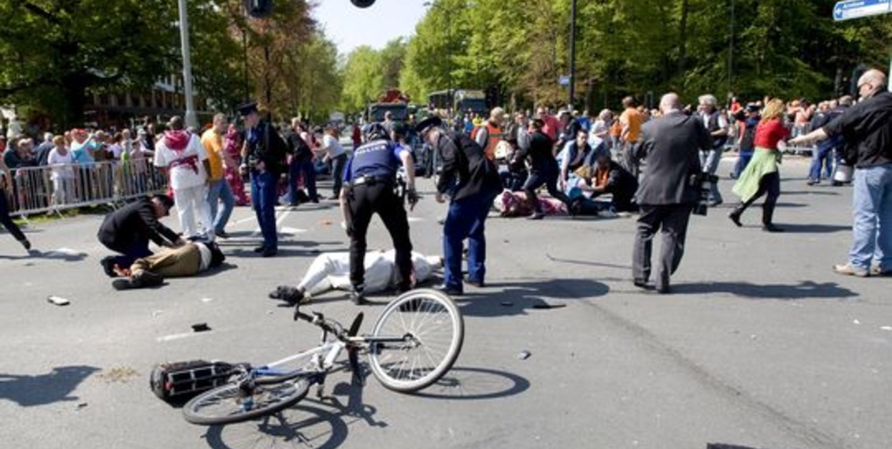 Atentaron contra la familia real en Holanda y murieron 4 personas