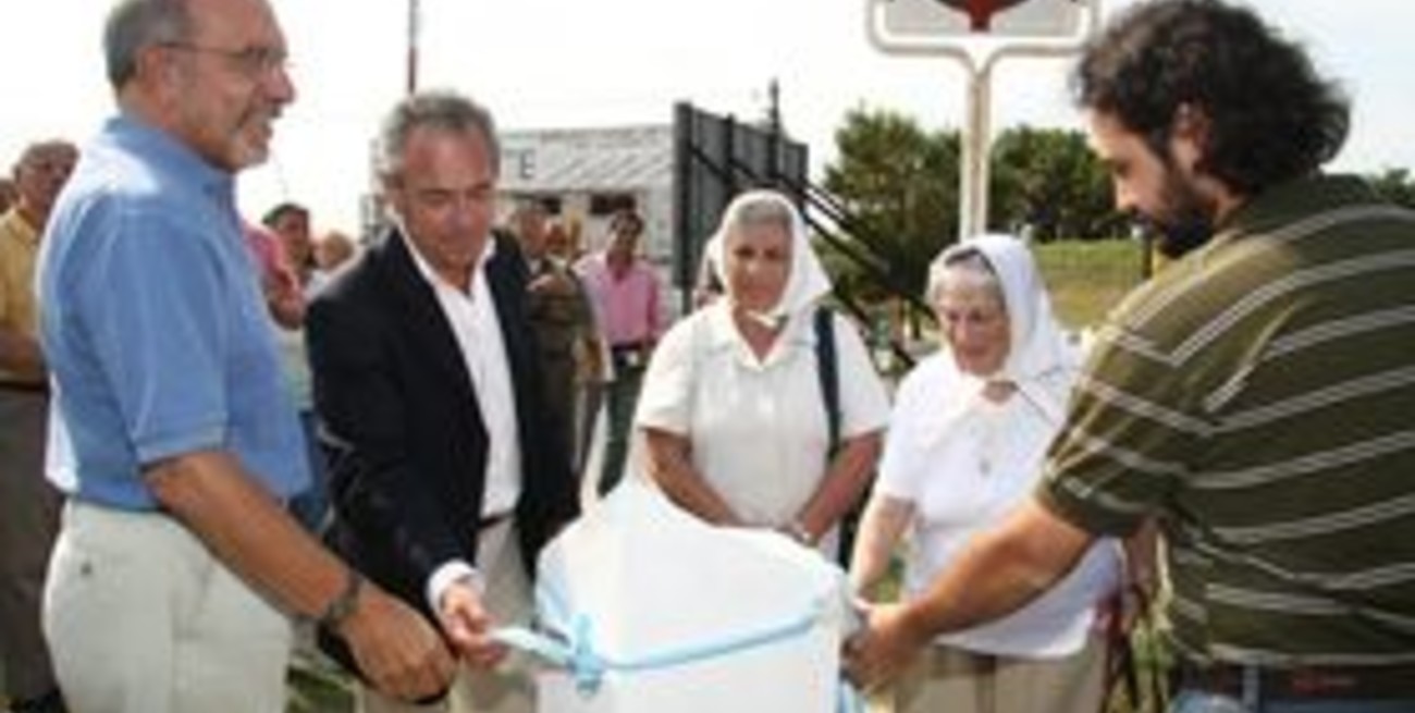 Robaron la placa de la Plazoleta Rodolfo Walsh