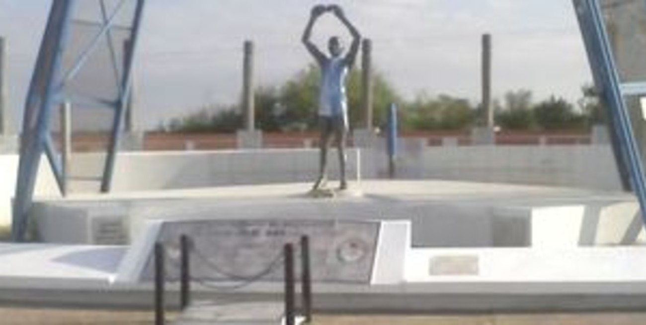 Repararon el monumento a Monzón sobre la Ruta 1