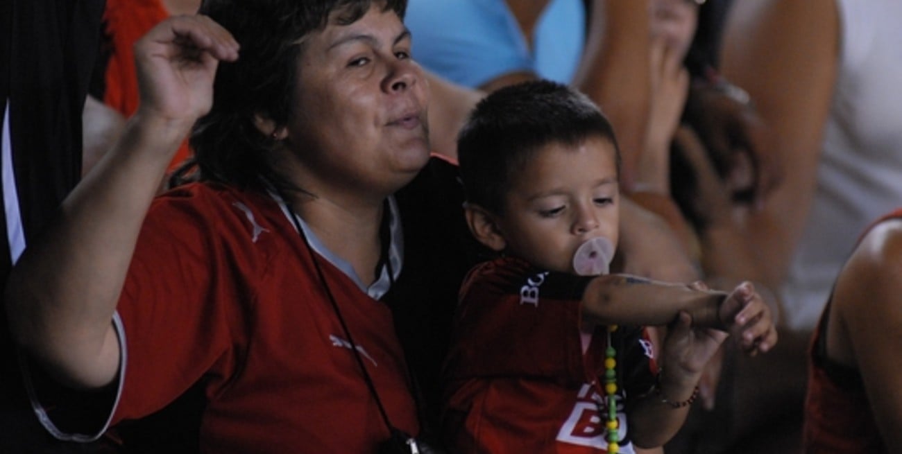 La goleada de Colón activó una fiesta en las tribunas