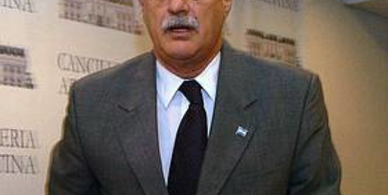 Malestar del gobierno, que citó a "dar explicaciones" al embajador Wayne