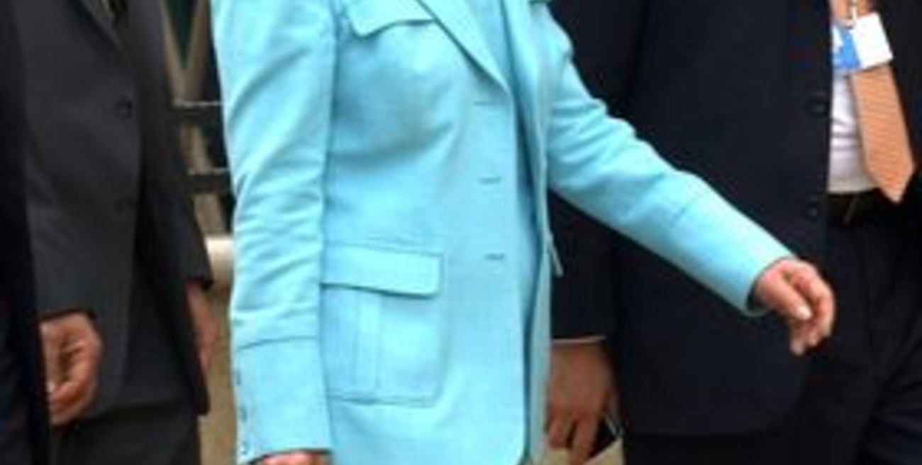 Clinton pide que la isla cumpla con democracia 