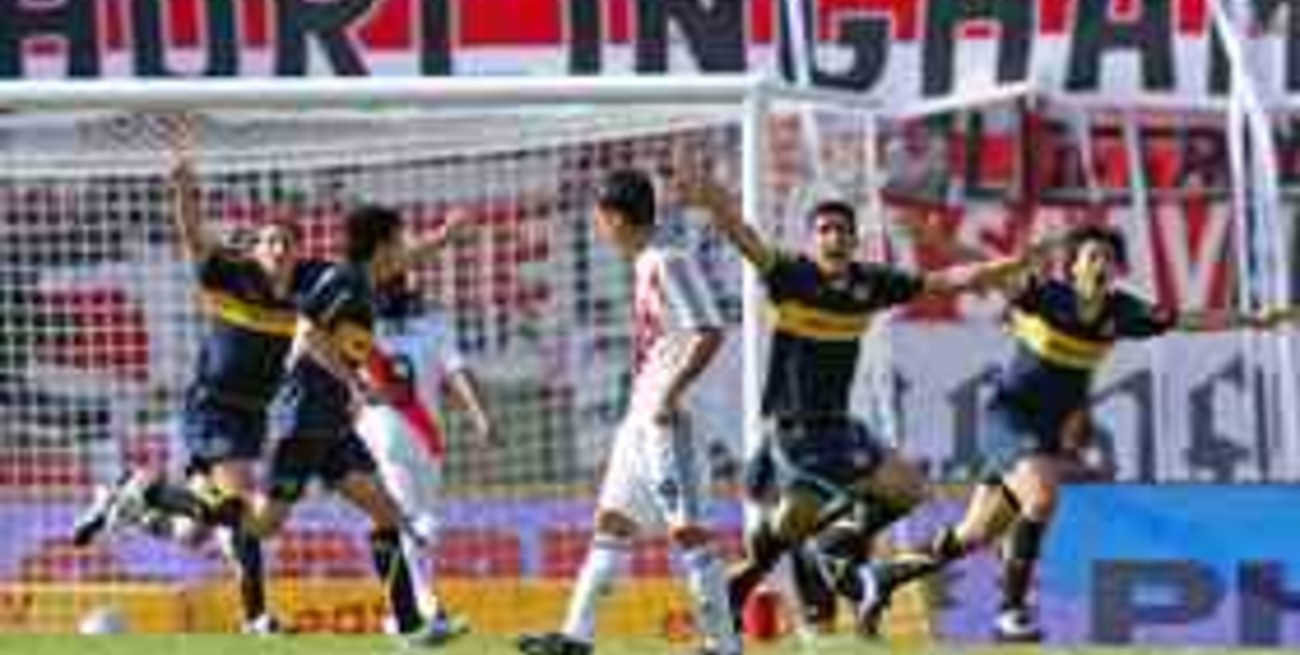 Con gol de Viatri, Boca ganó el superclásico